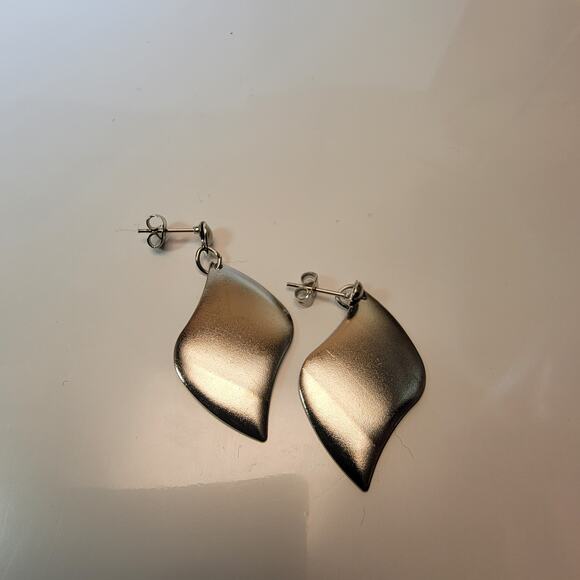 Vintage Silver Curved Leaf Earrings, Polished Finish, Modern Minimalist - Picture 3 of 10